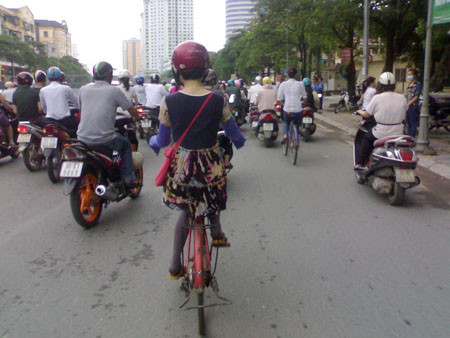 Đội mũ bảo hiểm cho an toàn. Đội mũ bảo hiểm cho an toàn.