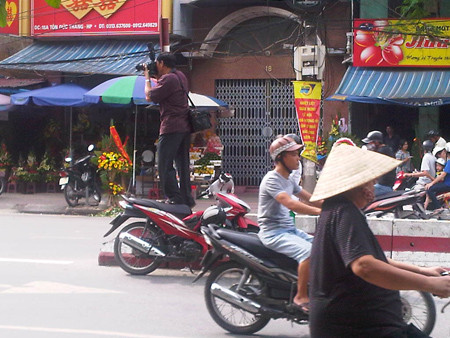 Đứng lên xe chụp cho dễ. Đứng lên xe chụp cho dễ.