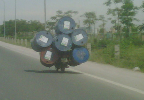 Chạy vào đường cấm xe máy còn chở cồng kềnh, chụp trên đại lộ Thăng Long. Ảnh: Hoàng Hồng Hà. Chạy vào đường cấm xe máy còn chở cồng kềnh, chụp trên đại lộ Thăng Long. Ảnh: Hoàng Hồng Hà.