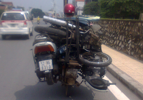 Chở rất nhiều xe máy. Ảnh: Nguyễn Dạ Thảo Linh. Chở rất nhiều xe máy. Ảnh: Nguyễn Dạ Thảo Linh.