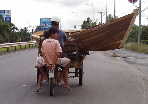 Chở chiếc thuyền trên xe ba gác, chụp tại quốc lộ 51, Bà Rịa - Vũng Tàu. Ảnh: Phú Khoa. Chở chiếc thuyền trên xe ba gác, chụp tại quốc lộ 51, Bà Rịa - Vũng Tàu. Ảnh: Phú Khoa.