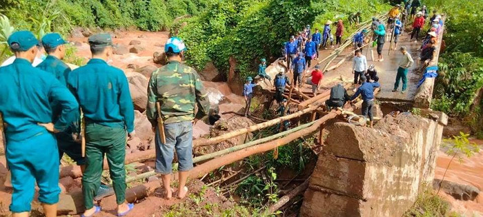 Bà con nhân dân 2 xã Chà Cang và Nậm Tin nhanh chóng khắc phục sạt nở bằng các nguồn lực tại chỗ. Bà con nhân dân 2 xã Chà Cang và Nậm Tin nhanh chóng khắc phục sạt nở bằng các nguồn lực tại chỗ.