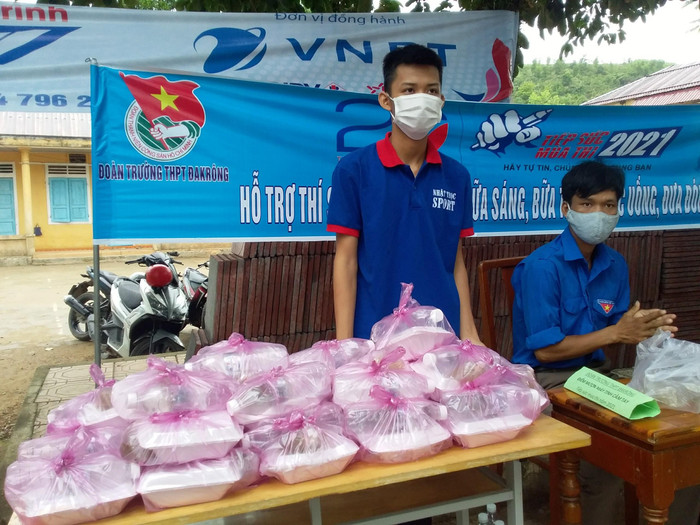 Suất ăn trưa miễn phí chờ đón các thí sinh người đồng bào. Suất ăn trưa miễn phí chờ đón các thí sinh người đồng bào.