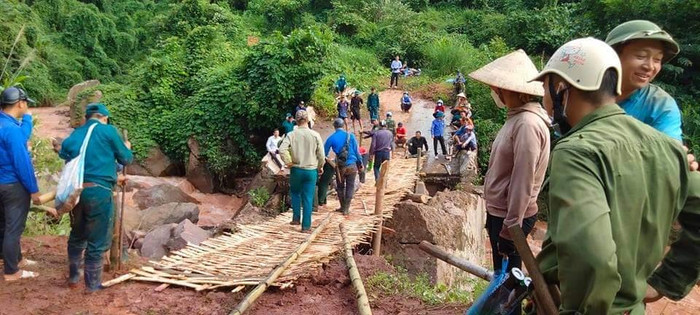Cầu mới chỉ bằng phên tre tận dụng. Cầu mới chỉ bằng phên tre tận dụng.