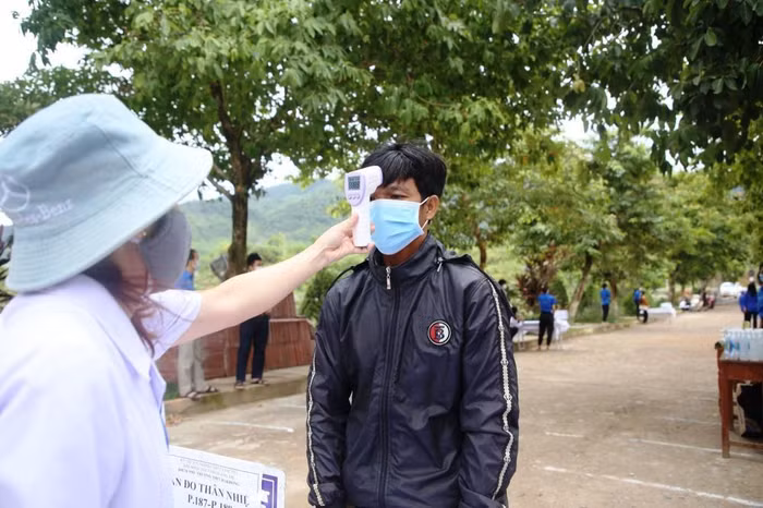 Anh Hồ Văn Dờ - ông bố 3 con đi thi Tốt nghiệp Trung học phổ thông quốc gia. Ảnh DV Anh Hồ Văn Dờ - ông bố 3 con đi thi Tốt nghiệp Trung học phổ thông quốc gia. Ảnh DV