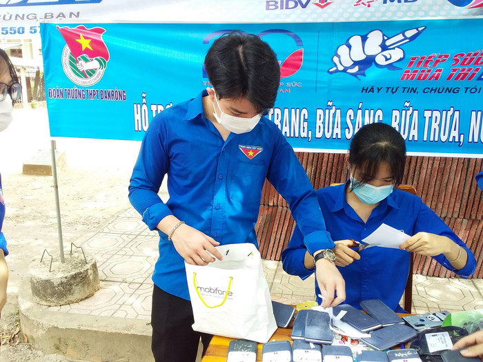 Sinh viên tình nguyện chuẩn bị máy tính cho các thí sinh. Sinh viên tình nguyện chuẩn bị máy tính cho các thí sinh.