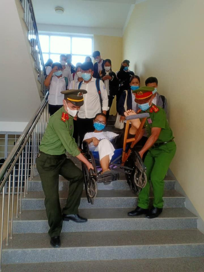 Thí sinh Phan Thị Diệu Linh được các chiến sĩ công an hỗ trợ trong quá trình dự thi. Ảnh: CA thị xã Quang Trị Thí sinh Phan Thị Diệu Linh được các chiến sĩ công an hỗ trợ trong quá trình dự thi. Ảnh: CA thị xã Quang Trị