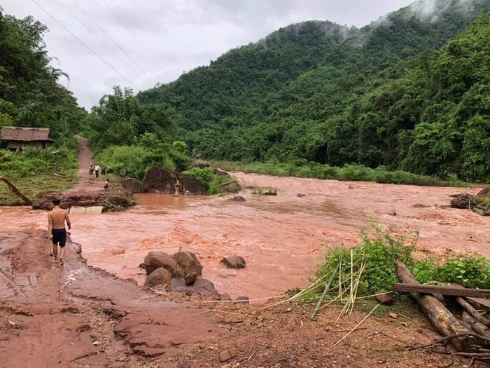 Khu vực cầu tạm bị cuốn trôi trong đợt mưa lũ vừa qua. Ảnh: Giáo viên cung cấp Khu vực cầu tạm bị cuốn trôi trong đợt mưa lũ vừa qua. Ảnh: Giáo viên cung cấp