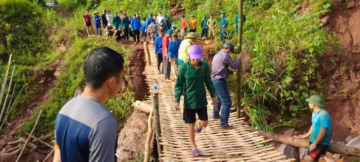 Cây cầu tạm nhanh chóng được hoàn thiện. Cây cầu tạm nhanh chóng được hoàn thiện.
