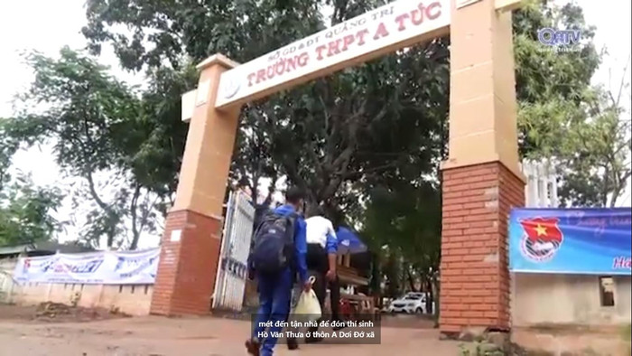 Các tình nguyện viên cõng Hồ Văn Thừa vào phòng thi. Ảnh: Đài truyền hình Quảng Trị Các tình nguyện viên cõng Hồ Văn Thừa vào phòng thi. Ảnh: Đài truyền hình Quảng Trị