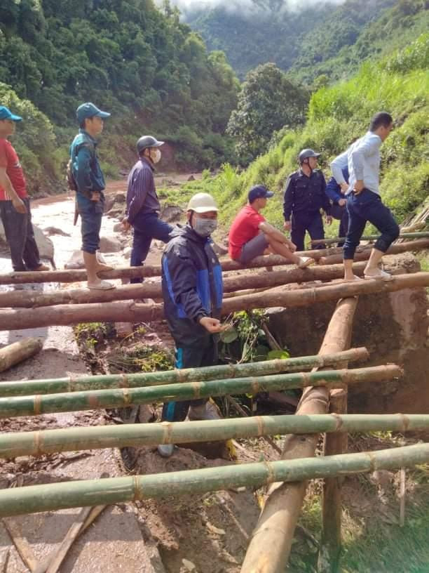 Vào mùa mưa lũ, việc đi lại ở Nậm Pồ gặp rất nhiều khó khăn. Vào mùa mưa lũ, việc đi lại ở Nậm Pồ gặp rất nhiều khó khăn.
