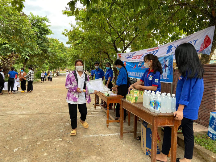 Các thí sinh nhận hỗ trợ từ sáng sớm trước khi vào phòng thi. Các thí sinh nhận hỗ trợ từ sáng sớm trước khi vào phòng thi.