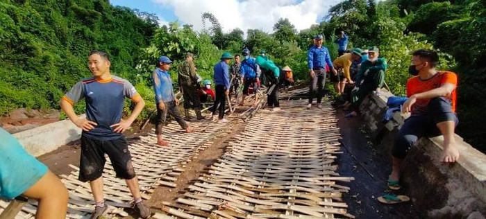 Việc đi lại của các thầy cô giáo sẽ còn rất nhiều vất vả. Việc đi lại của các thầy cô giáo sẽ còn rất nhiều vất vả.