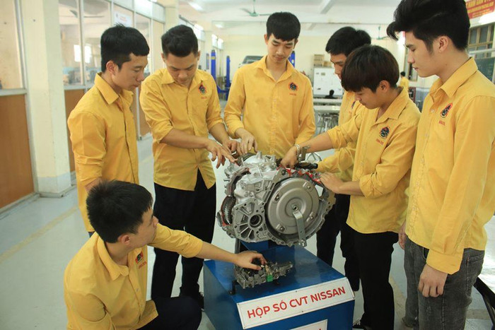 Sinh viên Khoa Ô tô trong giờ thực hành tại Trung tâm Đào tạo Kỹ thuật Toyota - Trường Đại học Sao Đỏ. Ảnh: Trường Đại học Sao Đỏ Sinh viên Khoa Ô tô trong giờ thực hành tại Trung tâm Đào tạo Kỹ thuật Toyota - Trường Đại học Sao Đỏ. Ảnh: Trường Đại học Sao Đỏ