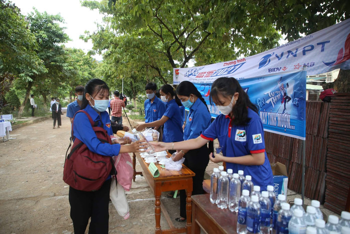 đến suất cơm miễn phí. đến suất cơm miễn phí.