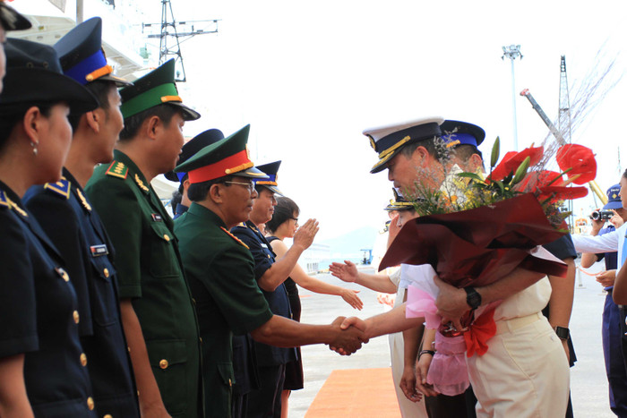 Lễ đón đoàn được tổ chức trang trọng ngay tại cầu cảng Tiên Sa. Tham dự lễ đón có đại diện Bộ Tư lệnh Cảnh sát biển Việt Nam, UBND TP.Đà Nẵng, Bộ Tư lệnh Bộ đội Biên phòng và một số cơ quan chức năng. Lễ đón đoàn được tổ chức trang trọng ngay tại cầu cảng Tiên Sa. Tham dự lễ đón có đại diện Bộ Tư lệnh Cảnh sát biển Việt Nam, UBND TP.Đà Nẵng, Bộ Tư lệnh Bộ đội Biên phòng và một số cơ quan chức năng.