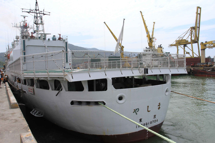 Phía sau tàu có sân đỗ trực thăng... Phía sau tàu có sân đỗ trực thăng...