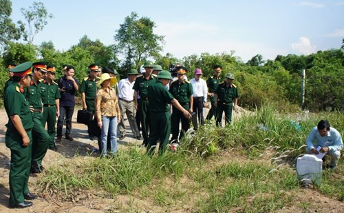 Sau khi người dân phát hiện doanh nghiệp Tiến Thanh múc nhầm nhiều ngôi mộ, các ngành chức năng đã kiểm tra thực tế và UBND TP.Đà Nẵng đã ra Quyết định xử phạt doanh nghiệp Tiến Thanh 140 triệu đồng. Ảnh Thùy Linh Sau khi người dân phát hiện doanh nghiệp Tiến Thanh múc nhầm nhiều ngôi mộ, các ngành chức năng đã kiểm tra thực tế và UBND TP.Đà Nẵng đã ra Quyết định xử phạt doanh nghiệp Tiến Thanh 140 triệu đồng. Ảnh Thùy Linh