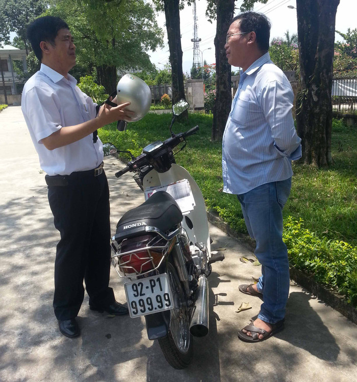 Bí thư Huyện ủy Phước Sơn Phạm Thế Quyền đi xe biển số ngũ quý "vip" 92P1 - 999.99. Ảnh Thùy Linh Bí thư Huyện ủy Phước Sơn Phạm Thế Quyền đi xe biển số ngũ quý "vip" 92P1 - 999.99. Ảnh Thùy Linh