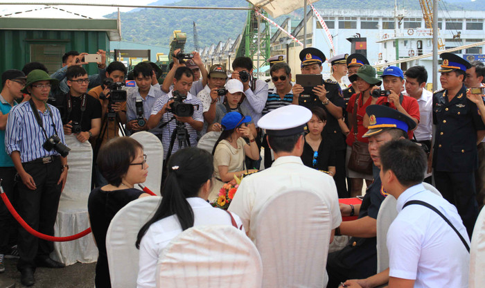 Rất nhiều cơ quan thông tấn báo chí trong và ngoài nước có mặt tại cầu cảng Tiên Sa để đưa tin về sự kiện này. Rất nhiều cơ quan thông tấn báo chí trong và ngoài nước có mặt tại cầu cảng Tiên Sa để đưa tin về sự kiện này.