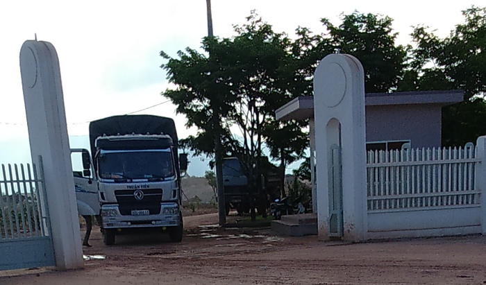 Xe tải chở đá từ "trang trại kiểu mẫu" của đại gia Ngọc Anh chiều 25/5...đi tiêu thụ. Ảnh Thùy Linh