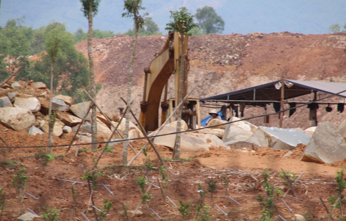 Dư luận đang chờ sự vào cuộc xử lý kiểu "núp bóng" trang trại kiểu mẫu để khai thác đá trái phép từ chính quyền huyện Duy Xuyên. Ảnh Thùy Linh