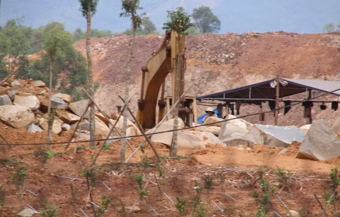 Dư luận đang chờ sự vào cuộc xử lý kiểu "núp bóng" trang trại kiểu mẫu để khai thác đá trái phép từ chính quyền huyện Duy Xuyên. Ảnh Thùy Linh