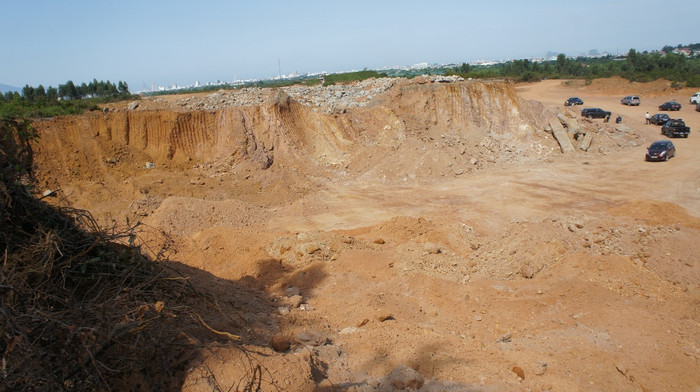 Khu vực doanh nghiệp tư nhân Tiến Thanh đã múc đất đi, mà không biết có hàng trăm ngôi mộ ở dưới!?. Ảnh Thùy Linh Khu vực doanh nghiệp tư nhân Tiến Thanh đã múc đất đi, mà không biết có hàng trăm ngôi mộ ở dưới!?. Ảnh Thùy Linh