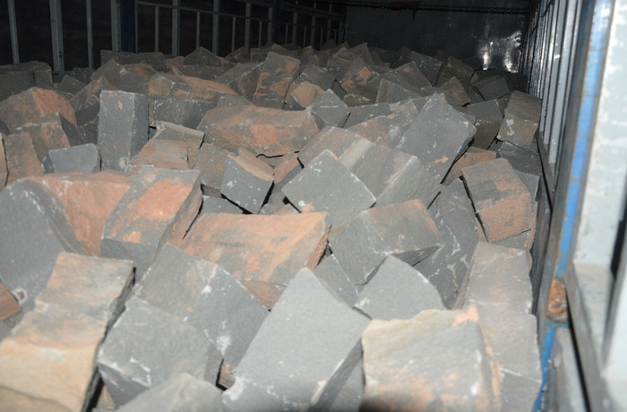 Số đá sau khi được cưa xẻ trong "trang trại kiểu mẫu" rồi được bốc lên xe tải chở đi tiêu thụ, bị công an huyện Duy Xuyên kiểm tra, thu giữ. Ảnh Thùy Linh