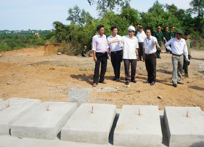 10 ngôi mộ được phát hiện đã được cất bốc, xây lại đàng hoàng ở khu vực này. Ảnh Thùy Linh 10 ngôi mộ được phát hiện đã được cất bốc, xây lại đàng hoàng ở khu vực này. Ảnh Thùy Linh