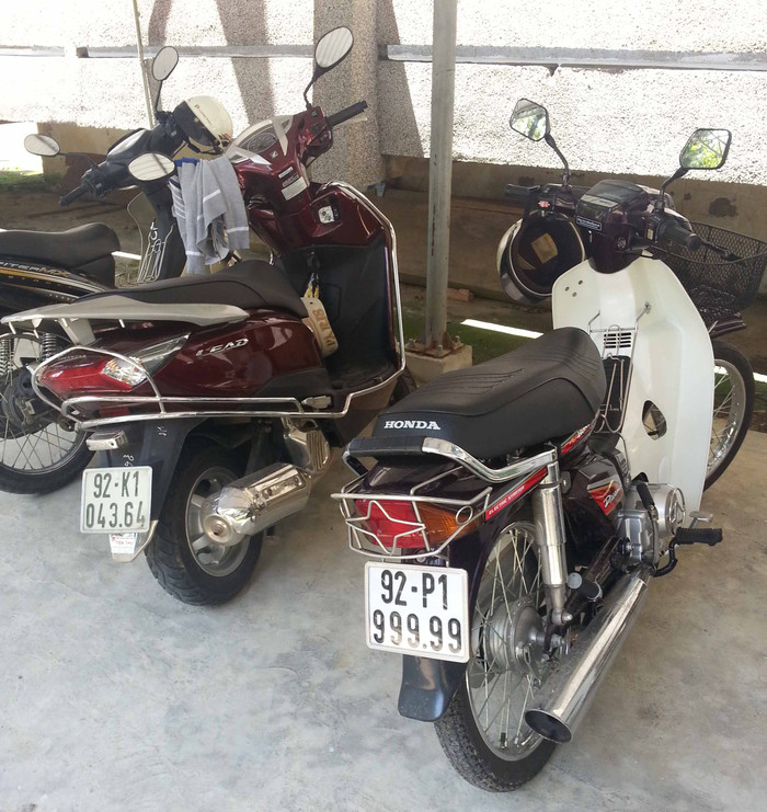 Xe máy biển số "vip" mà Bí thư Huyện ủy Phước Sơn đi hàng ngày để trong nhà xe trụ sở huyện....Ảnh Thùy Linh