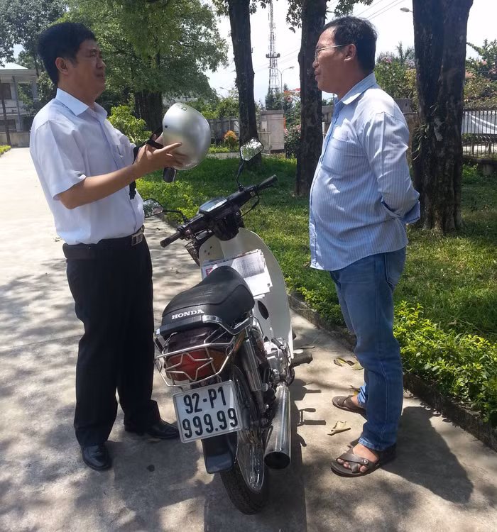 Bí thư Huyện ủy Phước Sơn Phạm Thế Quyền đi xe biển số ngũ quý "vip" 92P1 - 999.99. Ảnh Thùy Linh