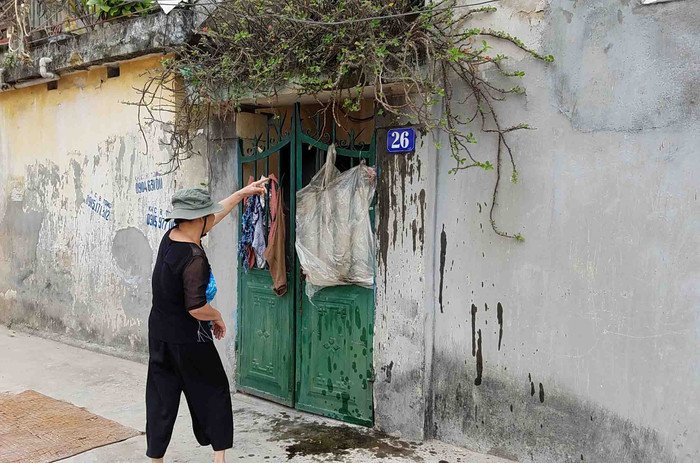 Căn nhà của bà Bùi Thị Tình cũng bị ném xăng và dầu luyn vào cửa Căn nhà của bà Bùi Thị Tình cũng bị ném xăng và dầu luyn vào cửa