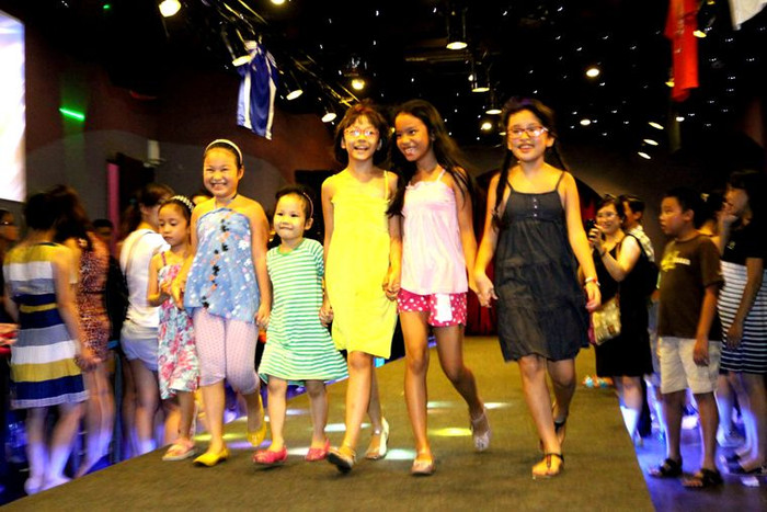 Hoàng Linh Đan (váy vàng) trong buổi trình diễn thời trang cùng các bạn..