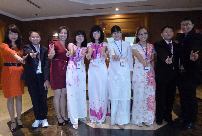 Cô trò trường chuyên Hà Nội Amsterdam trong niềm vui giành giải "Kịch bản xuất sắc nhất" Cô trò trường chuyên Hà Nội Amsterdam trong niềm vui giành giải "Kịch bản xuất sắc nhất"