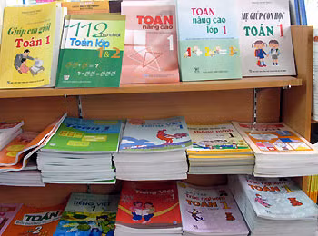 Riêng sách tham khảo cho học sinh lớp 1 cũng có tới hàng chục loại (Ảnh Internet) Riêng sách tham khảo cho học sinh lớp 1 cũng có tới hàng chục loại (Ảnh Internet)