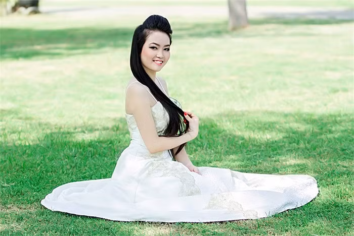 Nguyễn Thị Ngọc Lợi rạng rỡ ở mọi góc nhìn. >> 12 NỮ SINH ĐẸP NHẤT TRƯỜNG PTTH VIỆT ĐỨC >> Hotgirl Hà Lade gợi cảm chào ngày mới >>Miss ĐH Sư phạm Hà Nội diện áo dài cực xinh >> Phát sốt vì 4 nữ giáo viên xinh đẹp >>Hoa khôi ĐH Thương Mại 2012 duyên dáng áo dài >>Những hotgirl xinh đẹp làm "điên đảo" cư dân mạng (P8) >>Midu, Hà Min, Linh Hàn đọ dáng "nóng bỏng" >>Ngắm vẻ đẹp kiêu sa của Á hậu Hoàng Anh