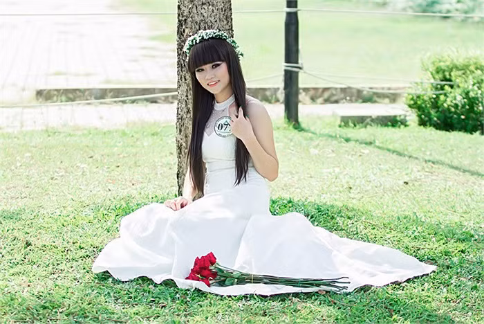 Phạm Thị Kiều Ý Nhi duyên dáng như một cô công chúa nhỏ với bộ váy trắng tinh khôi. >> 12 NỮ SINH ĐẸP NHẤT TRƯỜNG PTTH VIỆT ĐỨC >> Hotgirl Hà Lade gợi cảm chào ngày mới >>Miss ĐH Sư phạm Hà Nội diện áo dài cực xinh >> Phát sốt vì 4 nữ giáo viên xinh đẹp >>Hoa khôi ĐH Thương Mại 2012 duyên dáng áo dài >>Những hotgirl xinh đẹp làm "điên đảo" cư dân mạng (P8) >>Midu, Hà Min, Linh Hàn đọ dáng "nóng bỏng" >>Ngắm vẻ đẹp kiêu sa của Á hậu Hoàng Anh