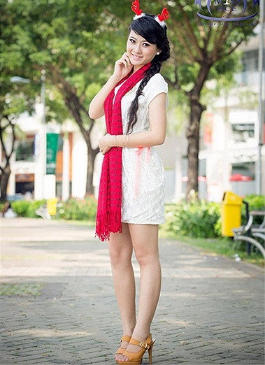 Lê Thị Út Trang chọn bộ váy trắng nhẹ nhàng nhưng vô cùng quyến rũ. Đây cũng là một trong những gương mặt sáng giá của cuộc thi. >> 12 NỮ SINH ĐẸP NHẤT TRƯỜNG PTTH VIỆT ĐỨC >> Hotgirl Hà Lade gợi cảm chào ngày mới >>Miss ĐH Sư phạm Hà Nội diện áo dài cực xinh >> Phát sốt vì 4 nữ giáo viên xinh đẹp >>Hoa khôi ĐH Thương Mại 2012 duyên dáng áo dài >>Những hotgirl xinh đẹp làm "điên đảo" cư dân mạng (P8) >>Midu, Hà Min, Linh Hàn đọ dáng "nóng bỏng" >>Ngắm vẻ đẹp kiêu sa của Á hậu Hoàng Anh