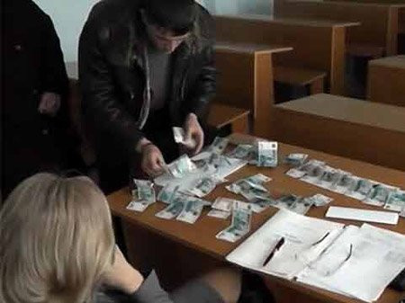 Điều chỉnh hành vi bằng đạo đức hay... tiền? Nguồn ảnh: 1TV.ru Điều chỉnh hành vi bằng đạo đức hay... tiền? Nguồn ảnh: 1TV.ru