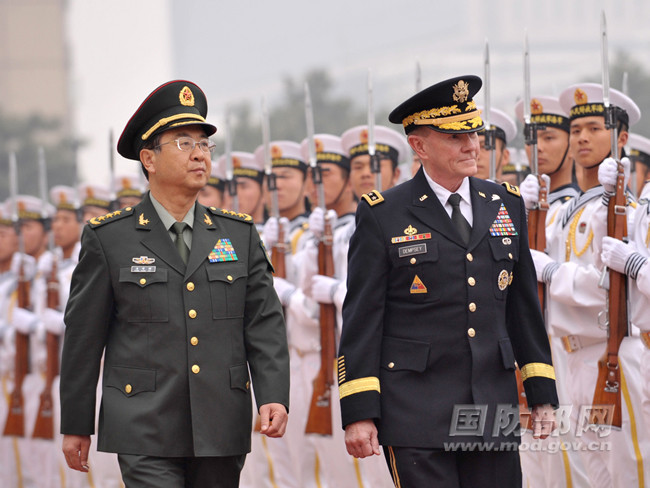 Tướng Phòng Phong Huy (trái) tiếp Chủ tịch Hội đồng tham mưu trưởng liên quân Mỹ, Martin Dempsey Tướng Phòng Phong Huy (trái) tiếp Chủ tịch Hội đồng tham mưu trưởng liên quân Mỹ, Martin Dempsey