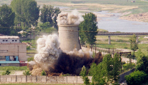 Tháp làm lạnh lò phản ứng hạt nhân Yongbyon Bắc Triều Tiên phá hủy năm 2007 Tháp làm lạnh lò phản ứng hạt nhân Yongbyon Bắc Triều Tiên phá hủy năm 2007