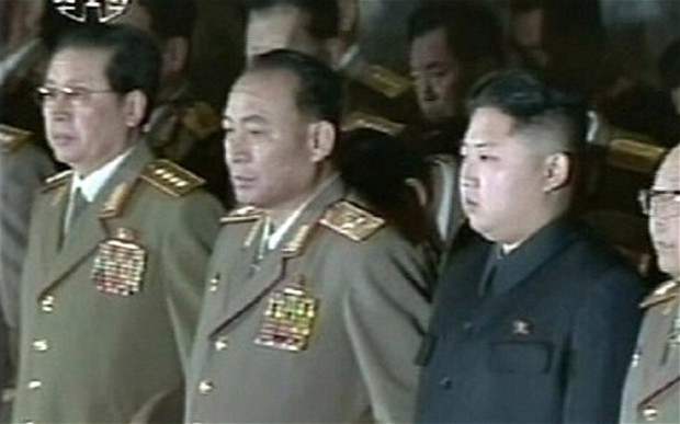 Nhà lãnh đạo Kim Jong-un và các tướng lĩnh hàng đầu Triều Tiên viếng lăng Kimsusan (hình minh họa)