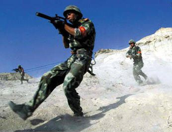 Lực lượng cảnh sát chống khủng bố Trung Quốc diễn tập tại Tân Cương (hình minh họa) Lực lượng cảnh sát chống khủng bố Trung Quốc diễn tập tại Tân Cương (hình minh họa)