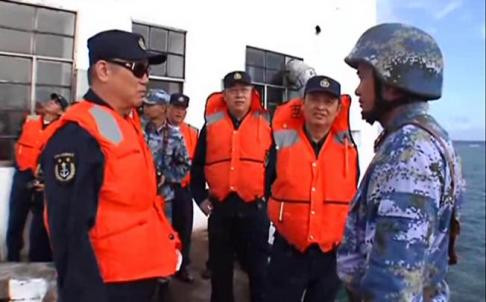 Tưởng Vĩ Liệt (trái) đổ bộ và kiểm tra binh lính Trung Quốc đồn trú trái phép tại Đá Xu Bi, Trường Sa thuộc chủ quyền Việt Nam Tưởng Vĩ Liệt (trái) đổ bộ và kiểm tra binh lính Trung Quốc đồn trú trái phép tại Đá Xu Bi, Trường Sa thuộc chủ quyền Việt Nam
