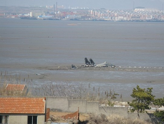 Chiếc Su-27 rơi khá gần khu dân cư, nguyên nhân khiến 2 phi công thiệt mạng được giới phân tích quân sự Trung Quốc cho là do tìm cách tránh để máy bay rơi vào nhà dân nên đã bỏ lỡ cơ hội nhảy dù thoát hiểm. Chiếc Su-27 rơi khá gần khu dân cư, nguyên nhân khiến 2 phi công thiệt mạng được giới phân tích quân sự Trung Quốc cho là do tìm cách tránh để máy bay rơi vào nhà dân nên đã bỏ lỡ cơ hội nhảy dù thoát hiểm.