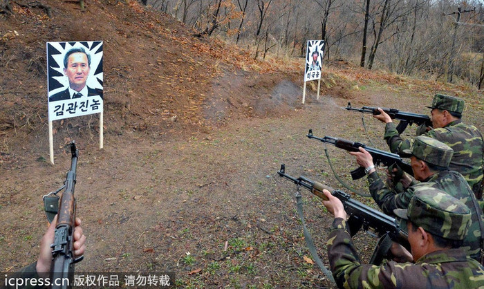 Lính Bắc Triều Tiên đồng loạt nã đạn vào tấm bia dán ảnh chân dung Bộ trưởng Quốc phòng Hàn Quốc Lính Bắc Triều Tiên đồng loạt nã đạn vào tấm bia dán ảnh chân dung Bộ trưởng Quốc phòng Hàn Quốc