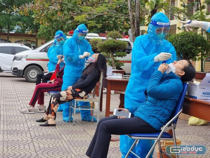 Giáo viên tiểu học, trung học cơ sở lấy mẫu tại trường Trung học cơ sở Lương Khánh Thiện, quận Kiến An, Hải Phòng. (Ảnh: Phương Linh)