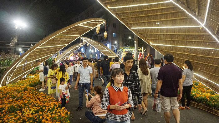 Tre được cách điệu để làm những tán che, biểu tượng cho đất trời. (Ảnh: H.L)