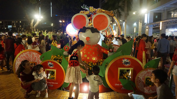 Linh vật biểu tượng của năm là cô chuột ngộ nghĩnh, hấp dẫn trẻ em. (Ảnh: H.L)